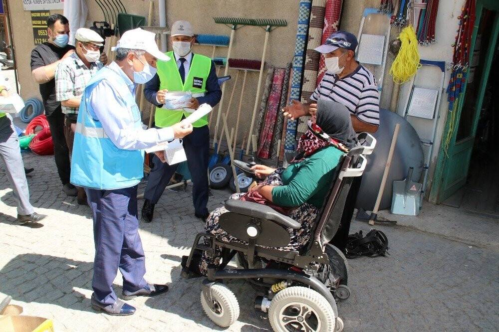 Akşehir’de maske dağıtımı