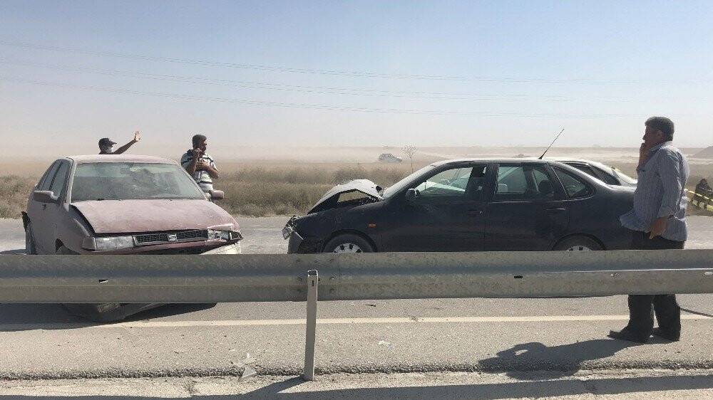 Kum fırtınası zincirleme kazaya yol açtı