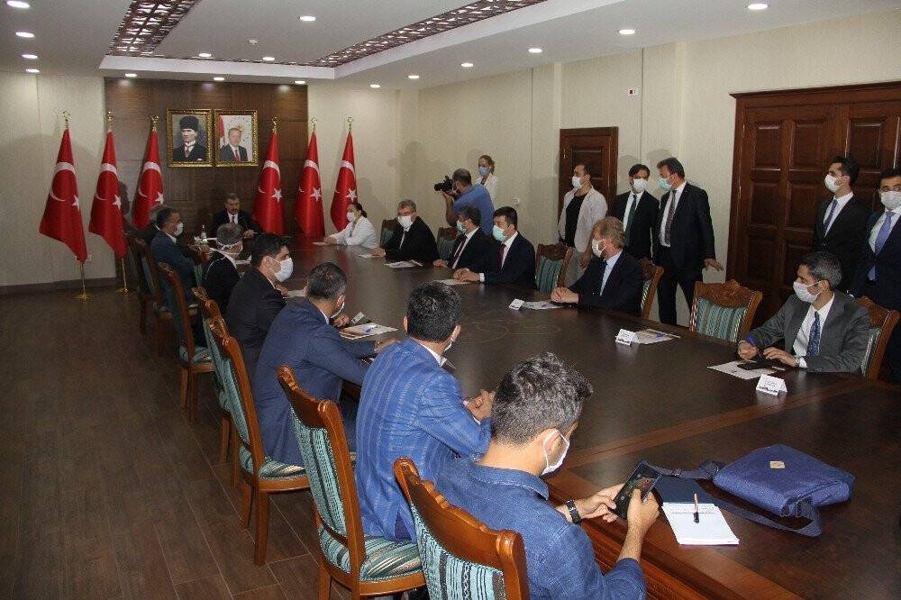 Sağlık Bakanı Koca, 6 ilin korona virüs değerlendirmesini Diyarbakır’da yaptı