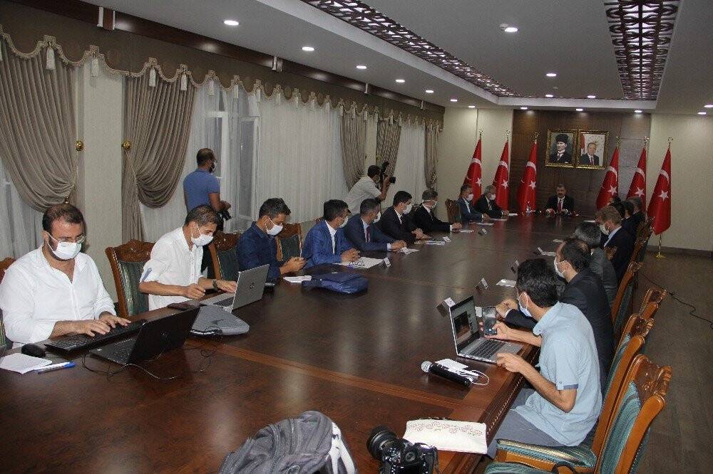 Sağlık Bakanı Koca, 6 ilin korona virüs değerlendirmesini Diyarbakır’da yaptı