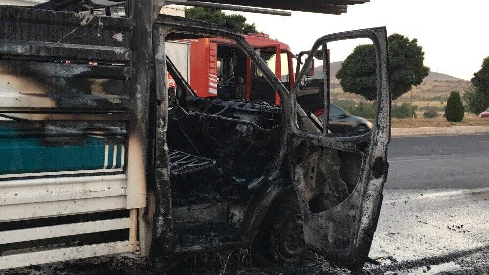 Seyir halindeki pikap alev alev yandı