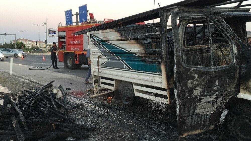 Seyir halindeki pikap alev alev yandı