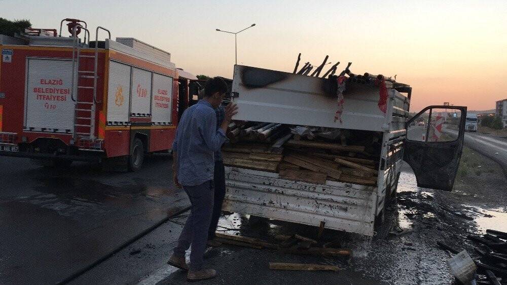 Seyir halindeki pikap alev alev yandı