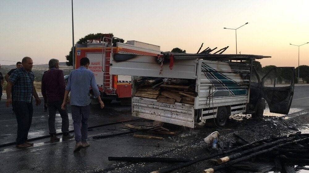 Seyir halindeki pikap alev alev yandı