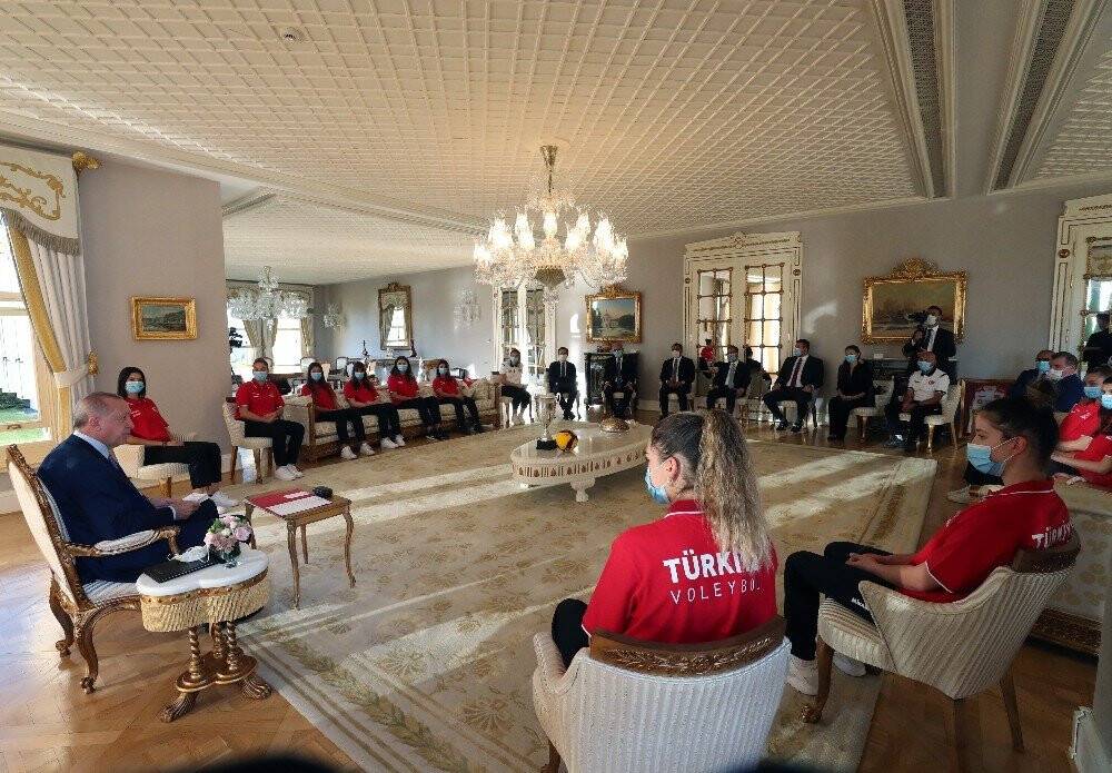 Cumhurbaşkanı Erdoğan, Türkiye 19 Yaş Altı Kız Voleybol Milli Takımı’nı kabul etti