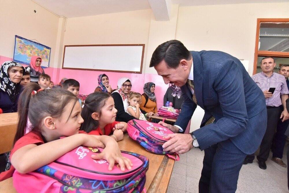Karatay Belediyesi'nden Birinci Sınıf Öğrencilerine çanta ve kırtasiye malzemesi desteği