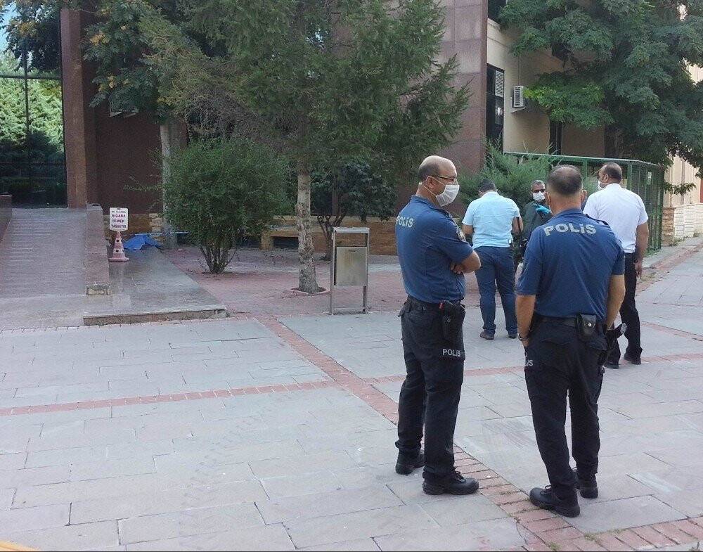 Konya'da öğretim görevlisi çalıştığı kütüphanenin girişinde ölü bulundu