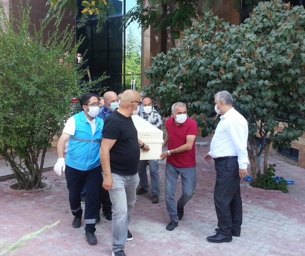 Konya'da öğretim görevlisi çalıştığı kütüphanenin girişinde ölü bulundu