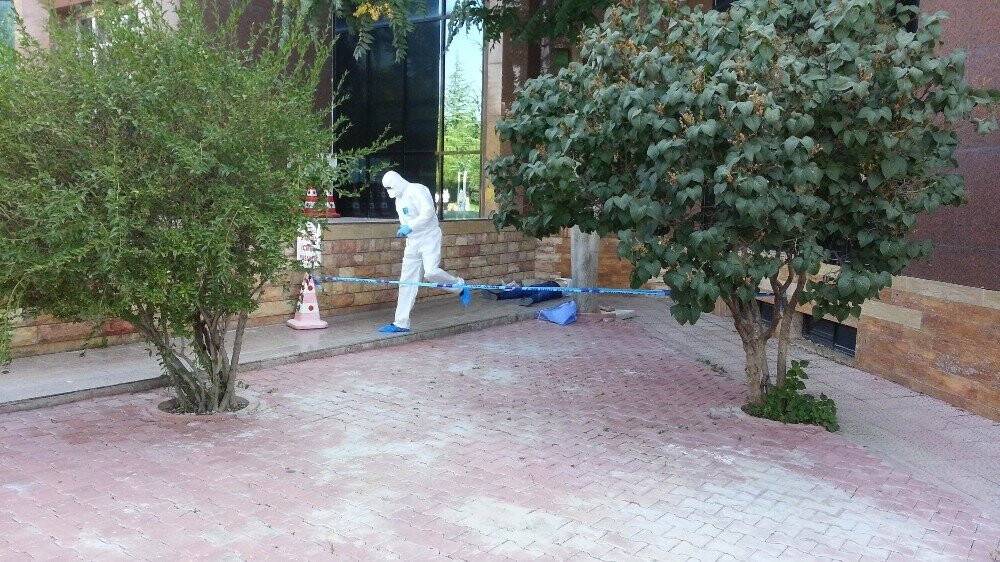 Konya'da öğretim görevlisi çalıştığı kütüphanenin girişinde ölü bulundu