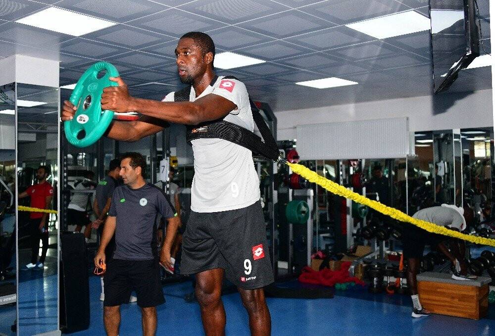 Konyaspor salonda kuvvet çalıştı