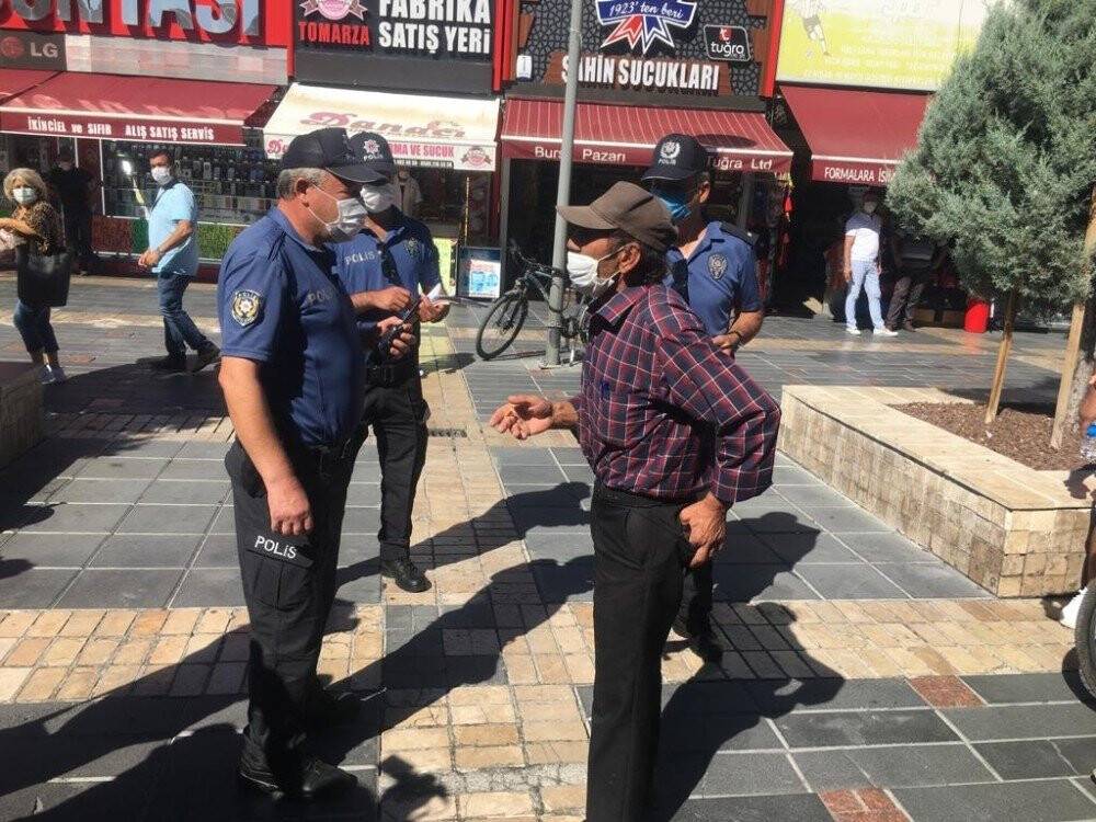 Sigara içmek için maskesini çıkardı ceza yedi