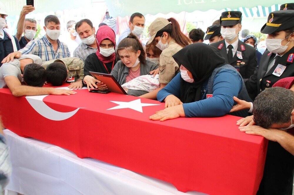 Şehit Astsubay Sinan Aktay düğün yıl dönümünde son yolculuğuna uğurlandı