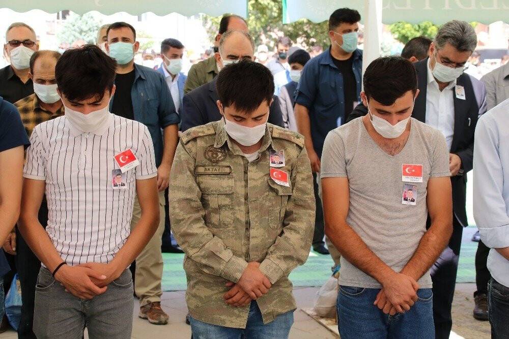 Şehit Astsubay Sinan Aktay düğün yıl dönümünde son yolculuğuna uğurlandı