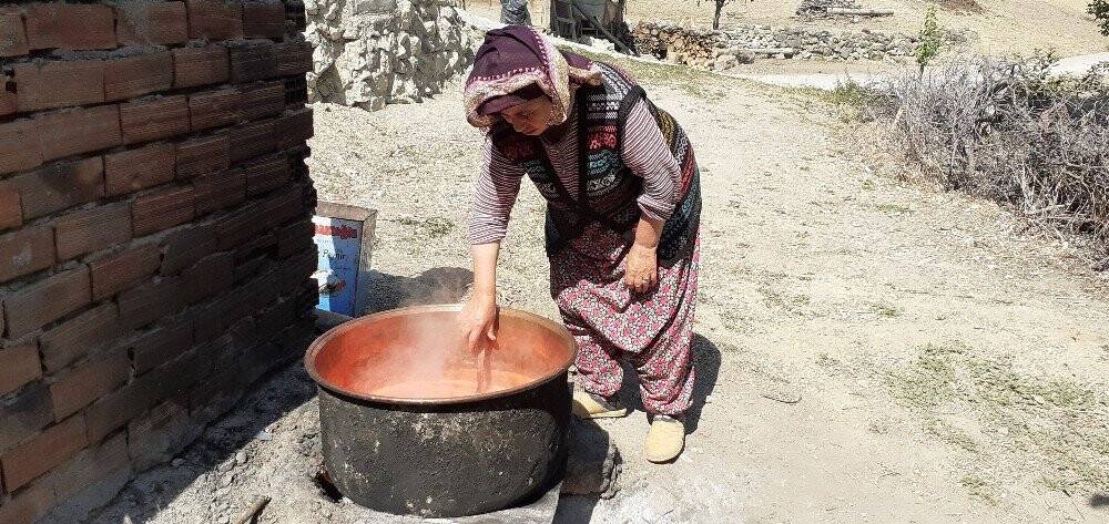 Kadınların kışlık yiyecek mesaisi