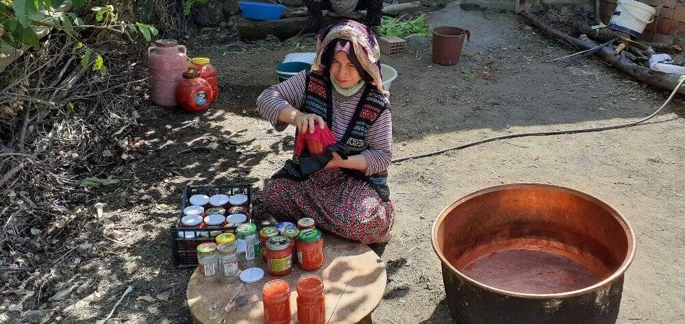 Kadınların kışlık yiyecek mesaisi