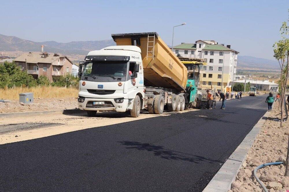 Seydişehir'e Büyükşehir'den sıcak asfalt