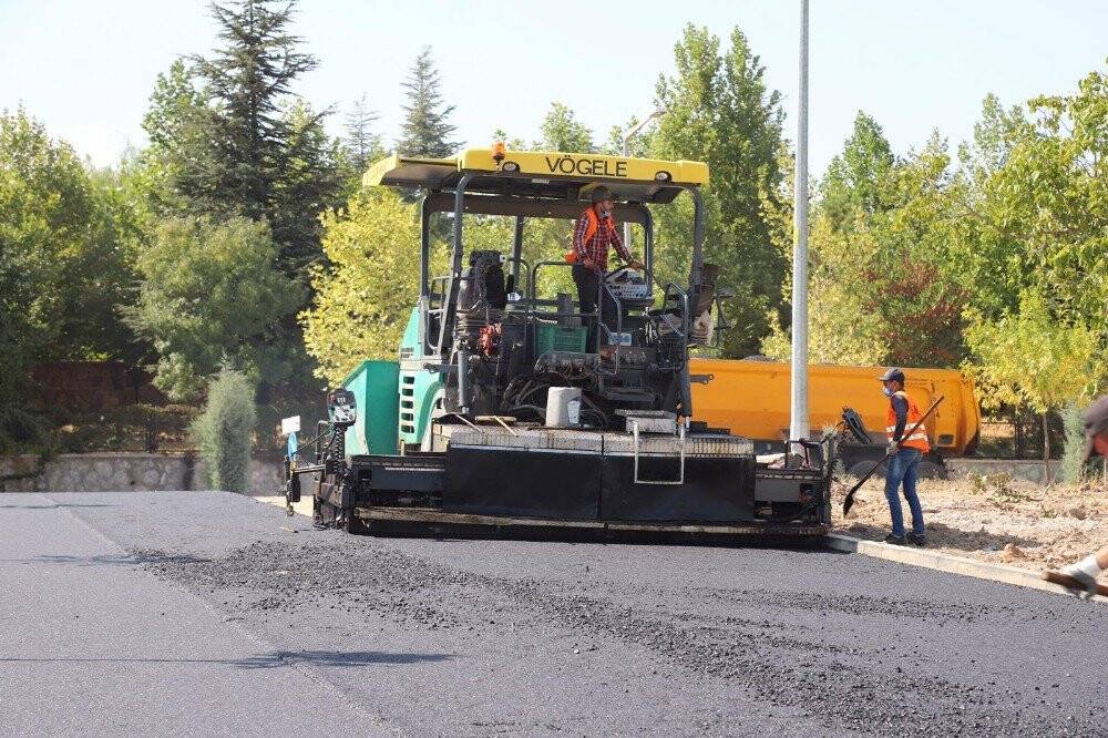 Seydişehir'e Büyükşehir'den sıcak asfalt