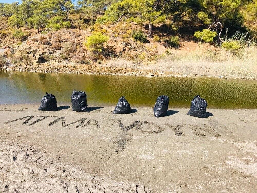 4 saatte 1 tona yakın çöp topladılar