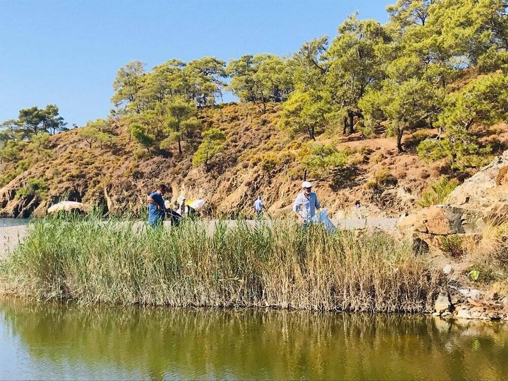 4 saatte 1 tona yakın çöp topladılar