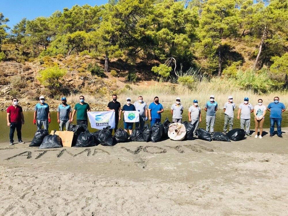 4 saatte 1 tona yakın çöp topladılar
