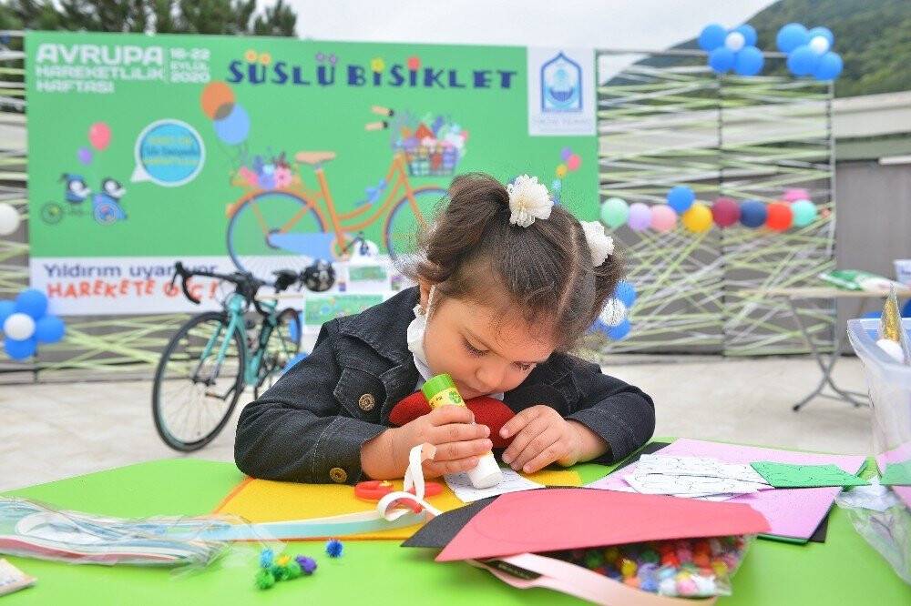 Süslü bisikletler geçidi