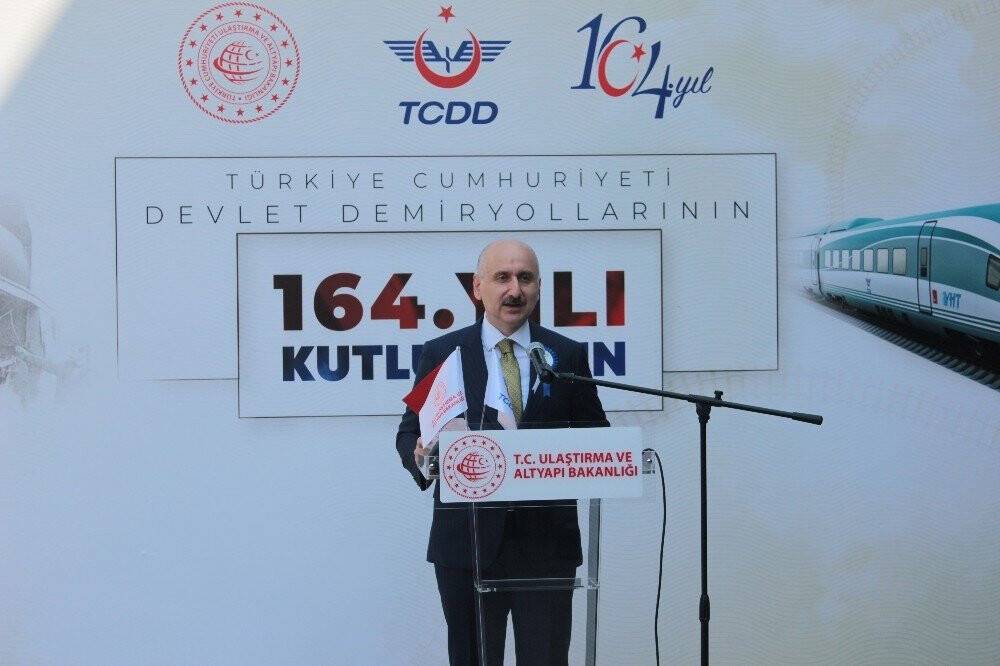 Bakan Karaismailoğlu: Türkiye Cumhuriyeti Devlet Demiryolları Genel Müdürlüğünü ziyaret etti.