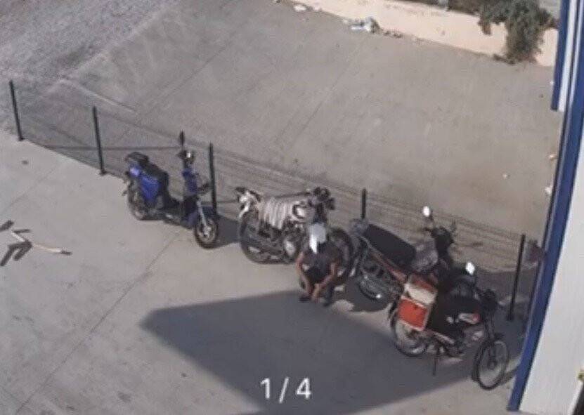 Kafasına karton geçirip motosiklet çaldı