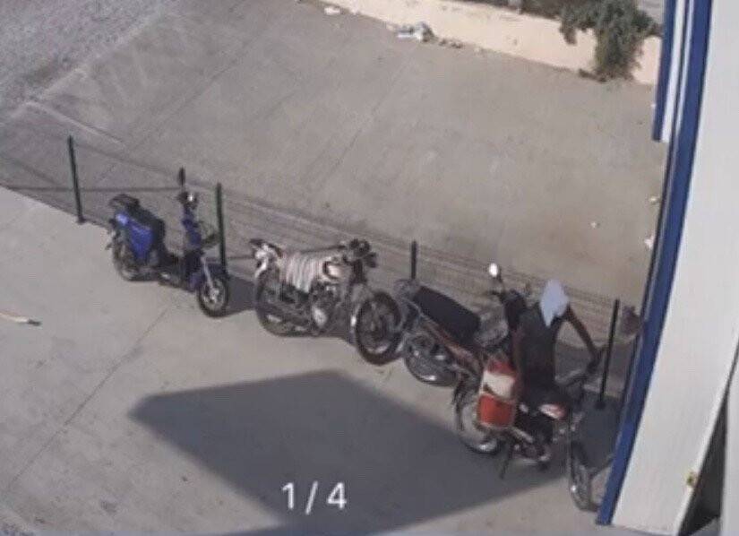 Kafasına karton geçirip motosiklet çaldı