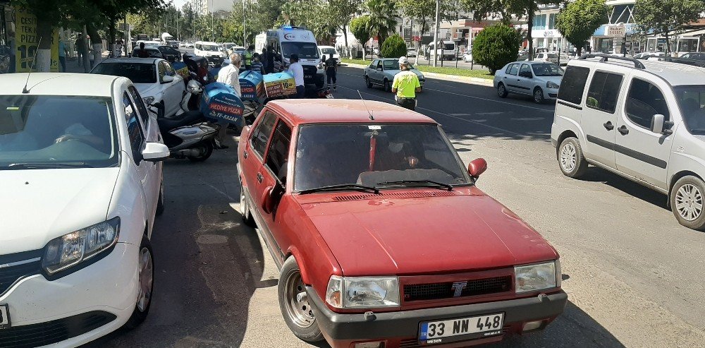 Yol ortasında uyuşturucu madde kullanan genç, otomobil çarpması sonucu yaralandı