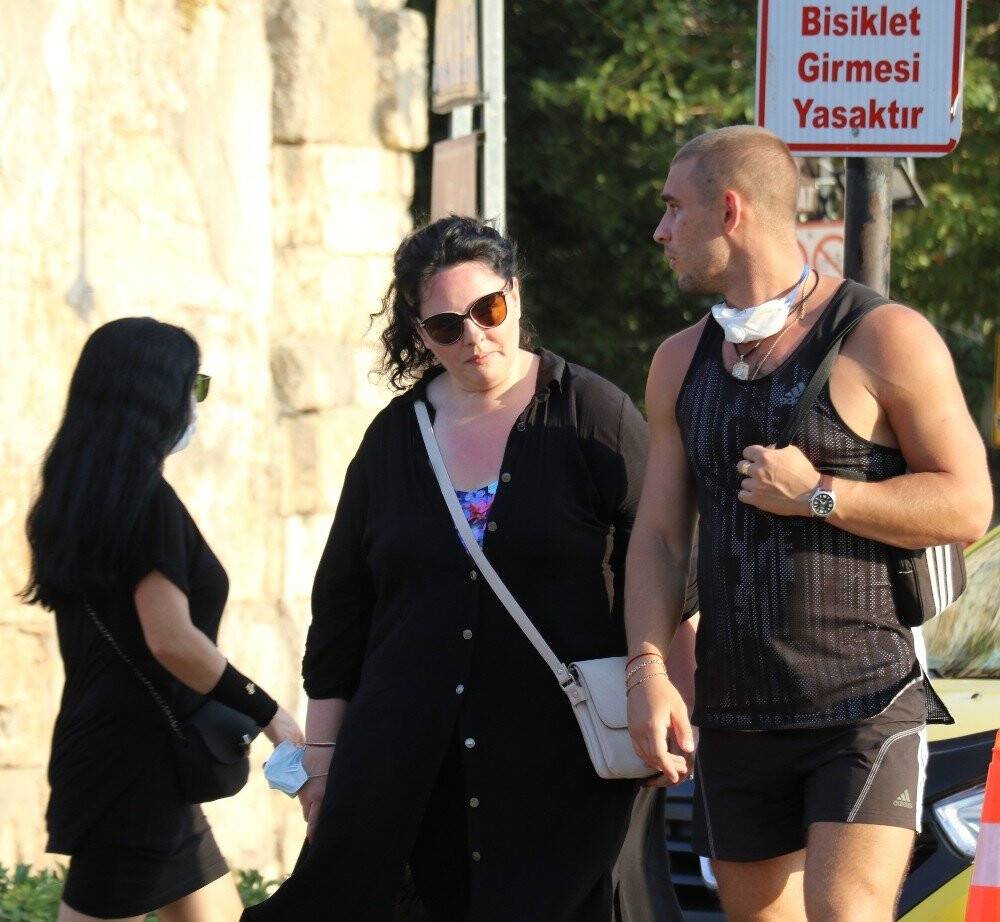 Turistler maske ve sosyal mesafe konusunda duyarsız