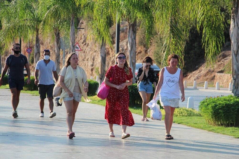 Turistler maske ve sosyal mesafe konusunda duyarsız
