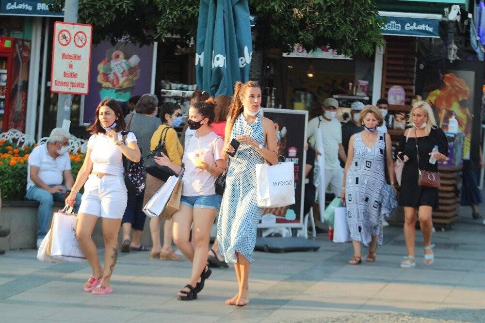 Turistler maske ve sosyal mesafe konusunda duyarsız