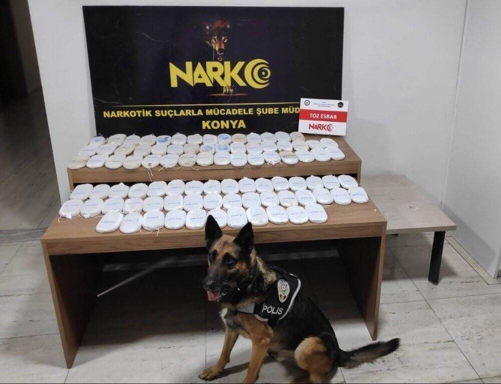 Konya'da polisten kaçan uyuşturucu tacirleri kaza yapınca yakalandı! Patlıcan çuvallarında uyuşturucu
