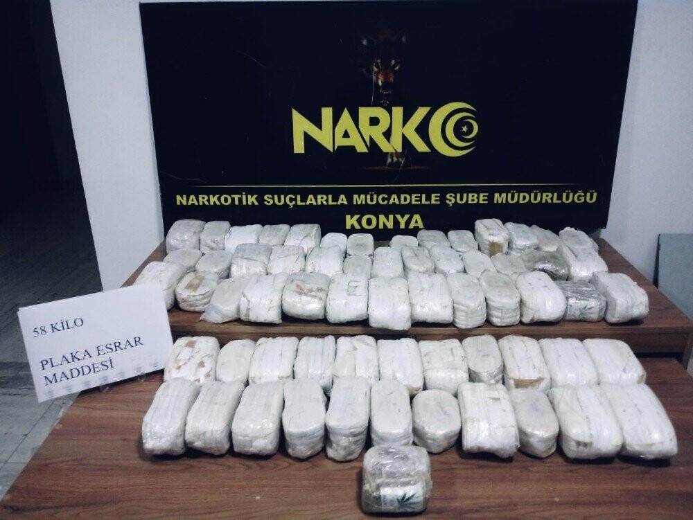 Konya'da polisten kaçan uyuşturucu tacirleri kaza yapınca yakalandı! Patlıcan çuvallarında uyuşturucu