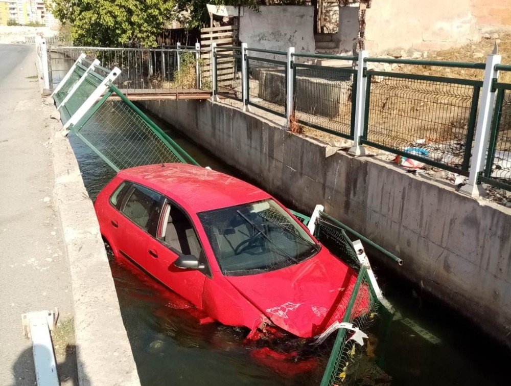 Direksiyon hakimiyetini kaybedip, sulama kanalına uçtu