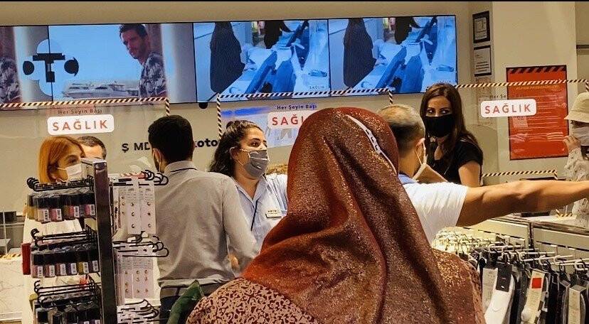 Giyim mağazasında ki sıra kavgası kameralarda