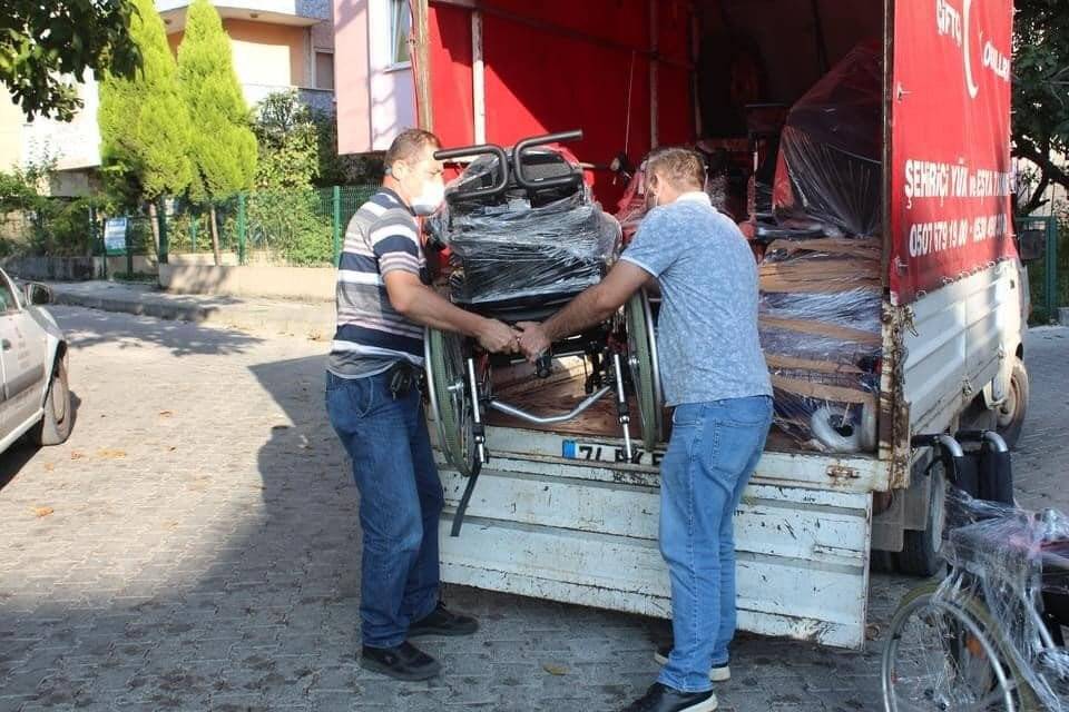 Gurbetçilerden engelli vatandaşlara araç-gereç desteği