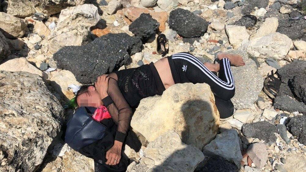 Kadını dövüp kayalıklara attılar