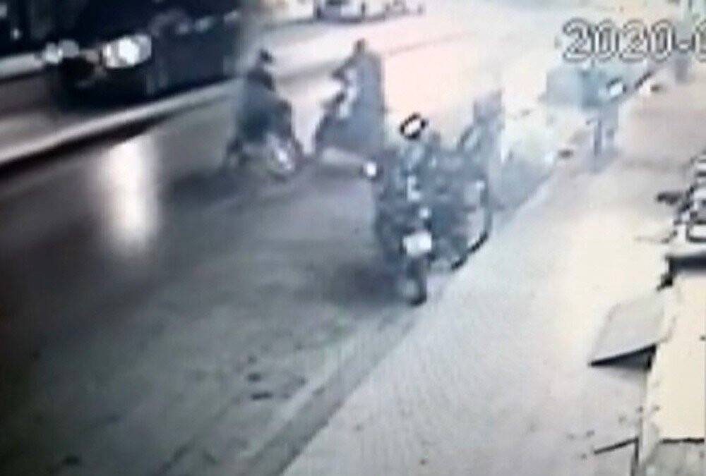 Konya'da hırsızlık! Sahibinin gözü önünde motosikleti çaldılar