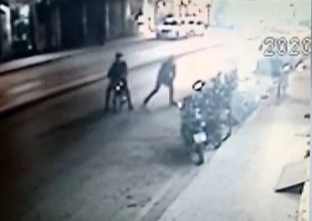 Konya'da hırsızlık! Sahibinin gözü önünde motosikleti çaldılar