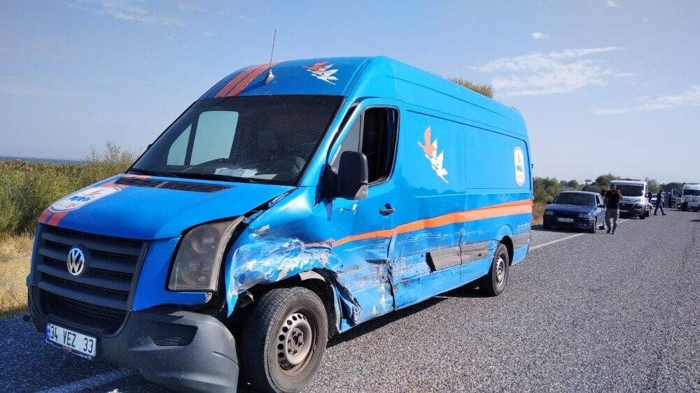 Konya'da kargo aracı otomobil ile çarpıştı