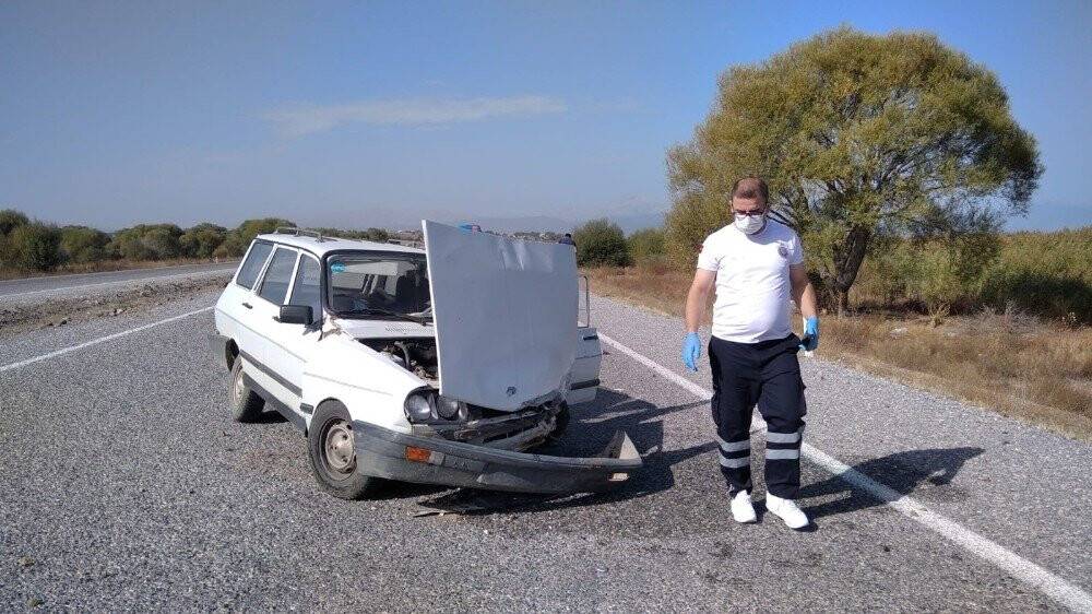 Konya'da kargo aracı otomobil ile çarpıştı