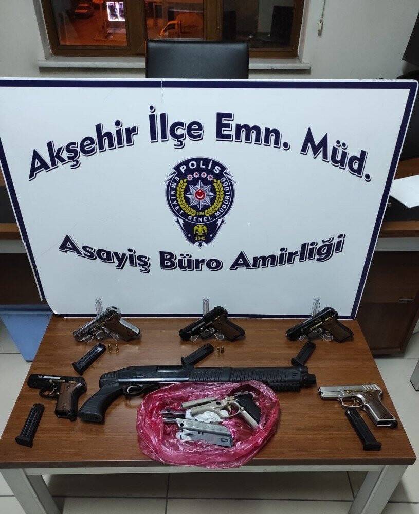 Konya’da otomobilde 6 tabanca ve pompalı tüfek bulundu