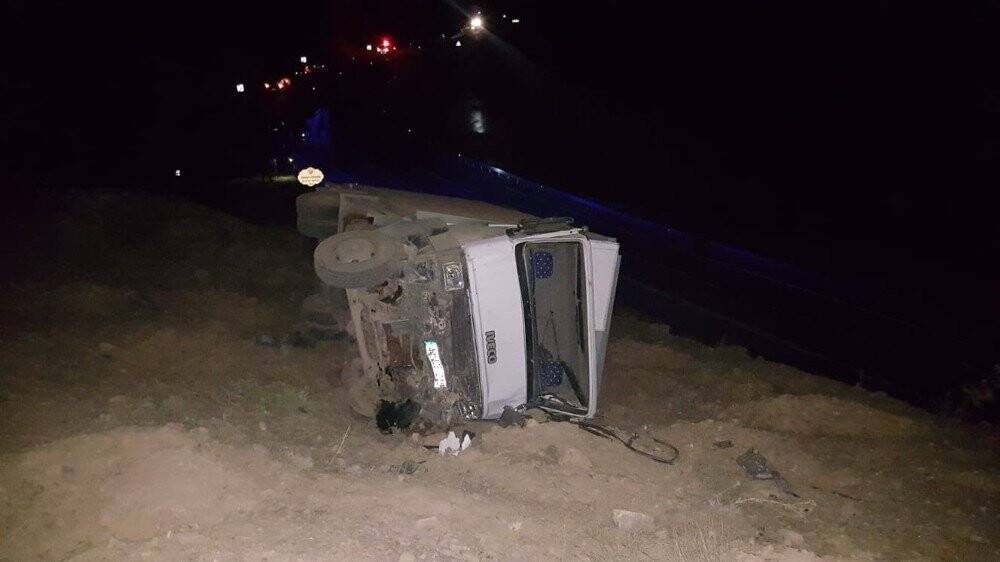 Kazaya giden itfaiye aracı şarampole devrildi