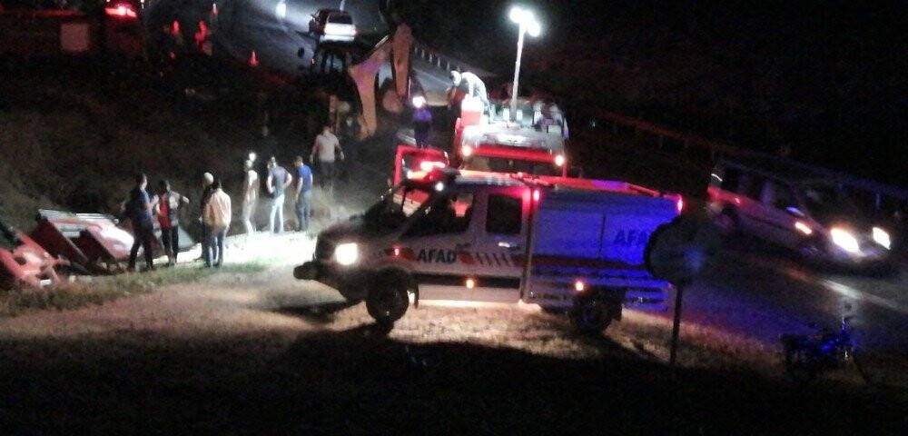 Kazaya giden itfaiye aracı şarampole devrildi
