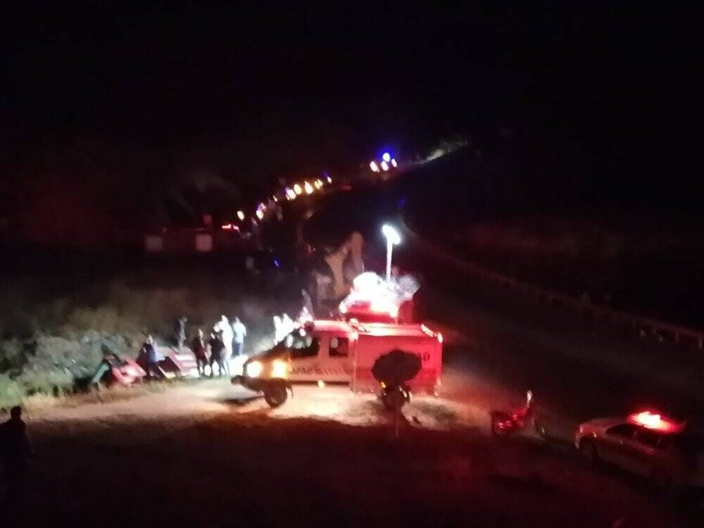 Kazaya giden itfaiye aracı şarampole devrildi