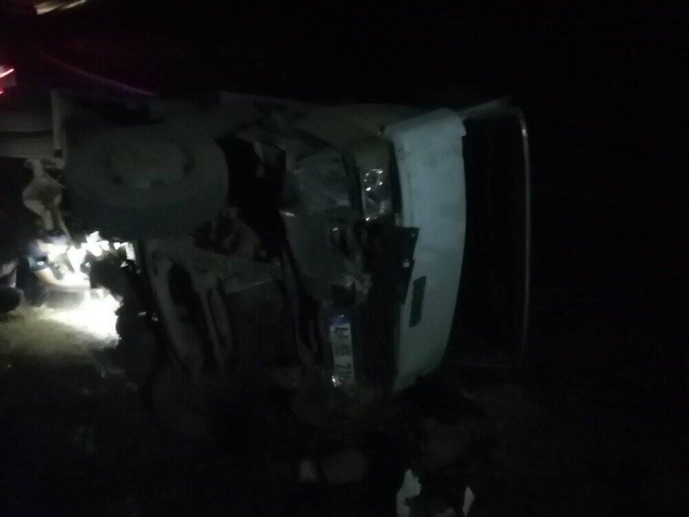 Kazaya giden itfaiye aracı şarampole devrildi