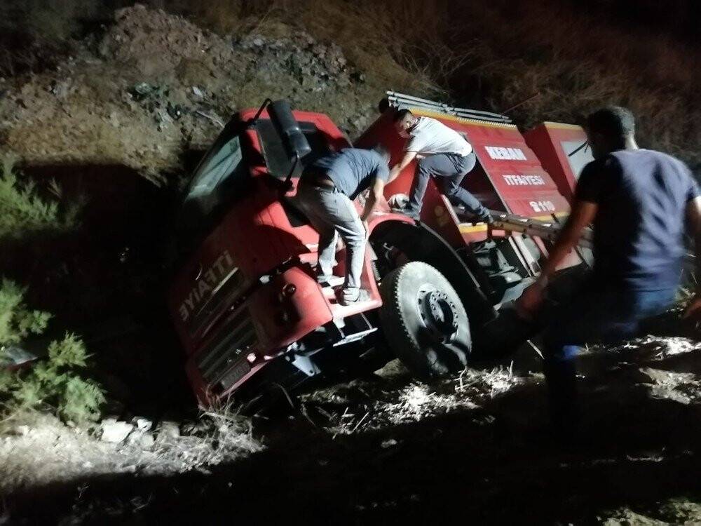 Kazaya giden itfaiye aracı şarampole devrildi