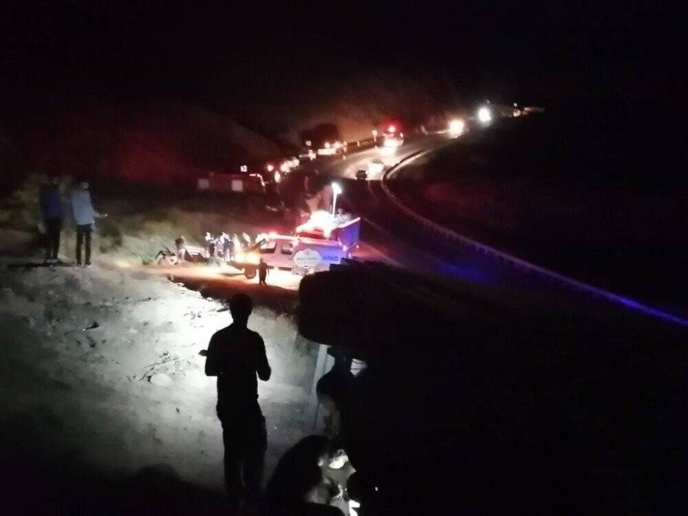 Kazaya giden itfaiye aracı şarampole devrildi