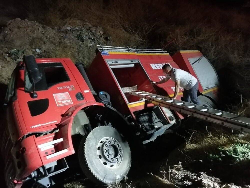 Kazaya giden itfaiye aracı şarampole devrildi